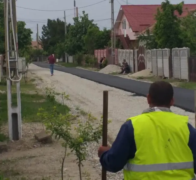 Foto FOTO&VIDEO. Lucrări de asfaltare de anvergură la Fărcaşele. Asfaltul ajunge pe trei străzi ale comunei