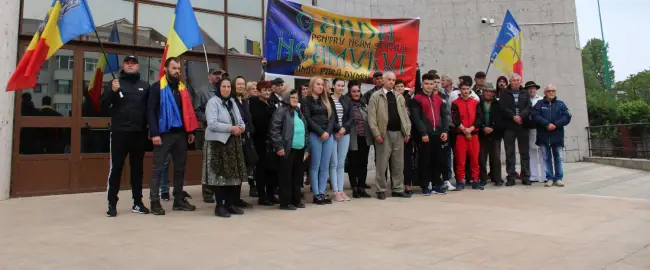 Foto FOTO&VIDEO. Sătenii din Nadăş au venit din nou la Tribunalul Olt unde se judecă o contestaţie în anulare la decizia prin care aproape întreaga localitate a fost retrocedată