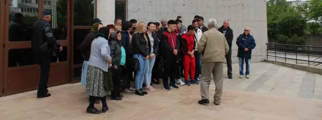 Foto FOTO&VIDEO. Sătenii din Nadăş au venit din nou la Tribunalul Olt unde se judecă o contestaţie în anulare la decizia prin care aproape întreaga localitate a fost retrocedată