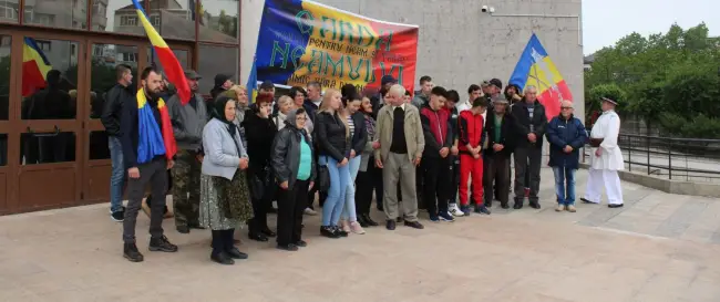 Foto FOTO&VIDEO. Sătenii din Nadăş au venit din nou la Tribunalul Olt unde se judecă o contestaţie în anulare la decizia prin care aproape întreaga localitate a fost retrocedată