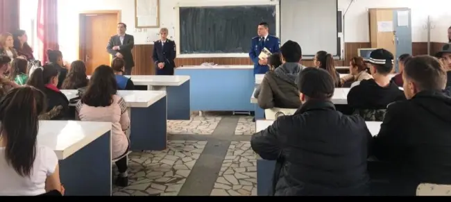 Foto Elevii olteni au aflat de la poliţişti despre efectele negative ale consumului de droguri