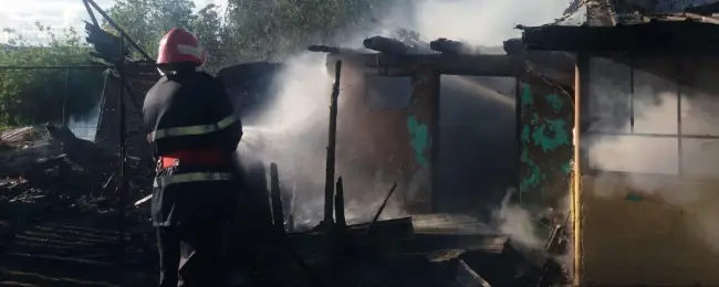 Foto FOTO&VIDEO. Gospodărie din Brebeni, distrusă de un incendiu izbucnit de la o țigară lăsată aprinsă