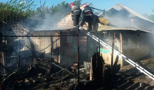 Foto FOTO&VIDEO. Gospodărie din Brebeni, distrusă de un incendiu izbucnit de la o țigară lăsată aprinsă