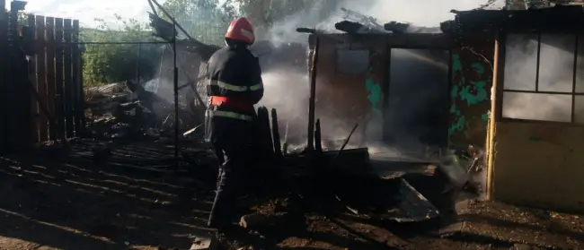 Foto FOTO&VIDEO. Gospodărie din Brebeni, distrusă de un incendiu izbucnit de la o țigară lăsată aprinsă