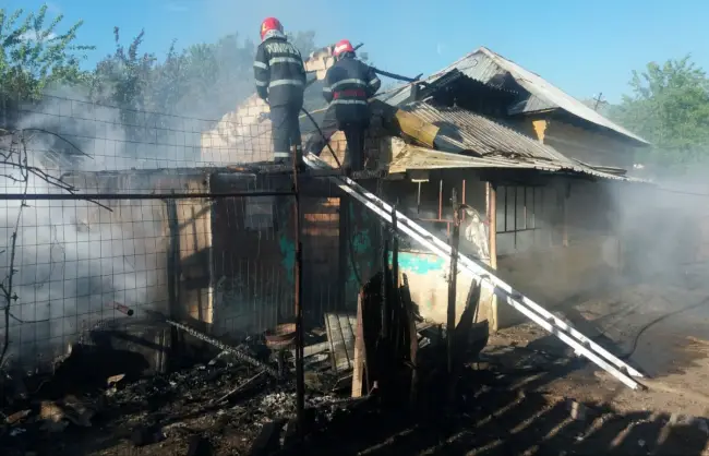 Foto FOTO&VIDEO. Gospodărie din Brebeni, distrusă de un incendiu izbucnit de la o țigară lăsată aprinsă