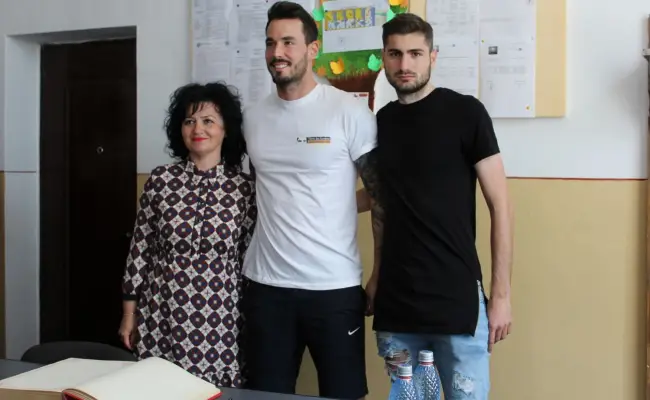 Foto FOTO&VIDEO. Copiii din Piatra-Olt au jucat fotbal cu Roman Burki, portar la Borussia Dortmund. Meciurile, pentru promovarea drepturilor copiilor în sport