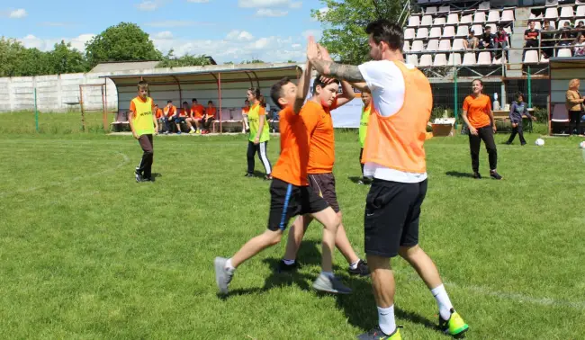 Foto FOTO&VIDEO. Copiii din Piatra-Olt au jucat fotbal cu Roman Burki, portar la Borussia Dortmund. Meciurile, pentru promovarea drepturilor copiilor în sport