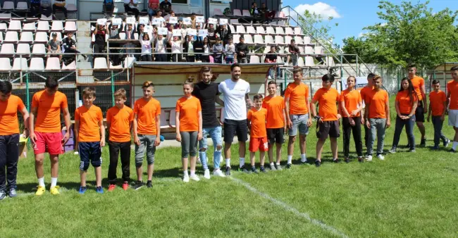 Foto FOTO&VIDEO. Copiii din Piatra-Olt au jucat fotbal cu Roman Burki, portar la Borussia Dortmund. Meciurile, pentru promovarea drepturilor copiilor în sport