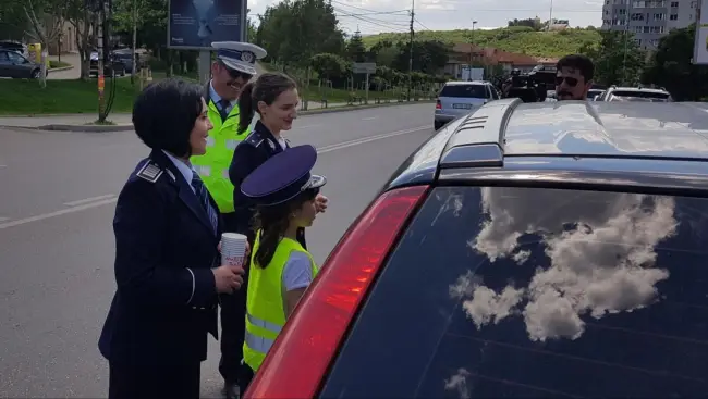 Foto FOTO. Polițiștii și copiii din Slatina au oferit șoferilor cafea în pahare inscripționate cu mesaje preventive