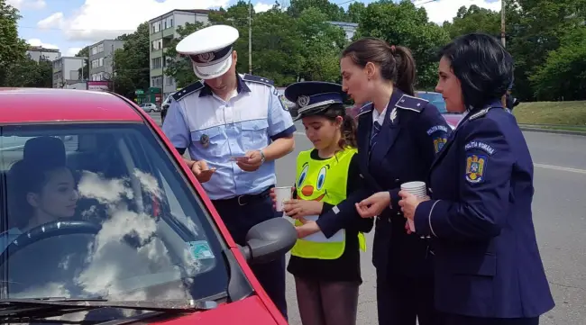Foto FOTO. Polițiștii și copiii din Slatina au oferit șoferilor cafea în pahare inscripționate cu mesaje preventive