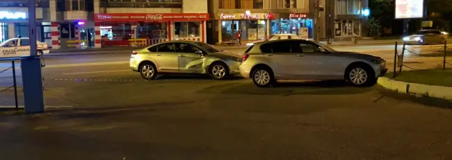 Foto FOTO&VIDEO. Două mașini s-au ciocnit și din impact au ajuns în curtea Spitalului Slatina. Unul dintre șoferii implicați în accident e polițist