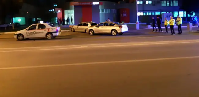 Foto FOTO&VIDEO. Două mașini s-au ciocnit și din impact au ajuns în curtea Spitalului Slatina. Unul dintre șoferii implicați în accident e polițist