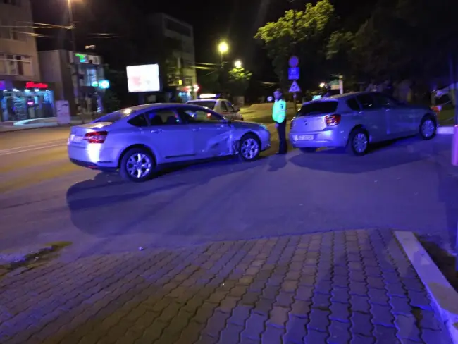 Foto FOTO&VIDEO. Două mașini s-au ciocnit și din impact au ajuns în curtea Spitalului Slatina. Unul dintre șoferii implicați în accident e polițist