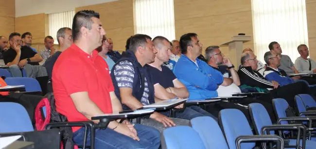 Foto FOTO. Peste 70 de antrenori din judeţele Olt, Argeş, Vâlcea şi Teleorman, la cursul de perfecţionare organizat, în premieră, la Slatina. Aurel Ţicleanu le-a prezentat cele mai importante principii ale fotbalului