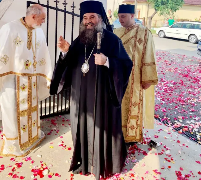 Foto OPULENŢĂ. Petale de trandafiri presărate în calea episcopului Slatinei, la Slătioara - FOTO