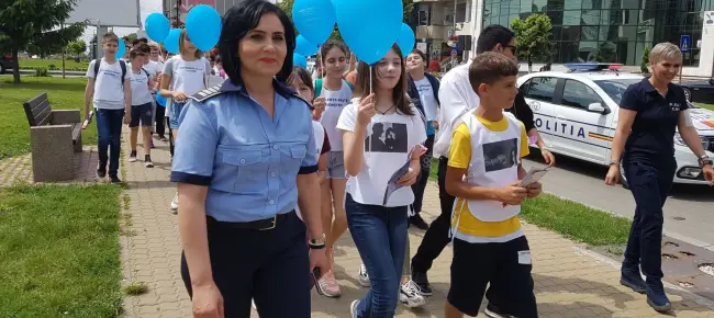 Foto FOTO. Elevii de la „Vlaicu Vodă” Slatina, marş împotriva violenţei domestice