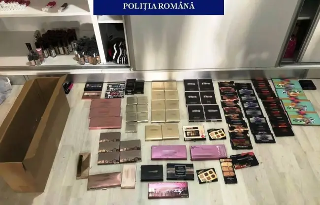 Foto FOTO. Poliţiştii din Dolj, percheziţii la Caracal. Au confiscat cosmetice contrafăcute şi sume impresionante de bani, lei şi euro