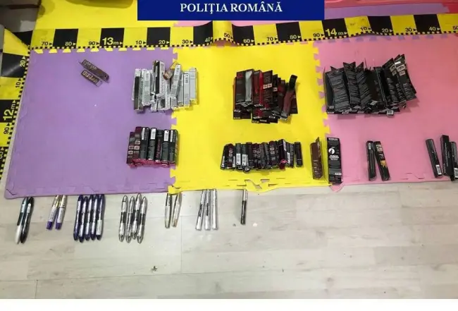 Foto FOTO. Poliţiştii din Dolj, percheziţii la Caracal. Au confiscat cosmetice contrafăcute şi sume impresionante de bani, lei şi euro