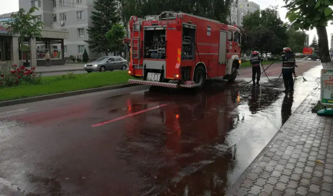 Foto FOTO&VIDEO. Pompierii, intervenție de aproape două ore pentru îndepărtarea vopselei din centrul Slatinei: „Nu a fost identificată nicio substanță care să prezinte pericol pentru populație”