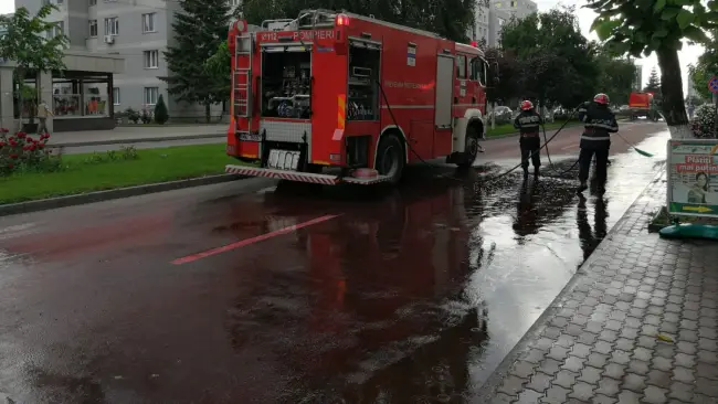 Foto FOTO&VIDEO. Pompierii, intervenție de aproape două ore pentru îndepărtarea vopselei din centrul Slatinei: „Nu a fost identificată nicio substanță care să prezinte pericol pentru populație”