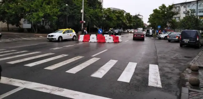 Foto FOTO. Sens giratoriu la intersecţia străzilor Ecaterina Teodoroiu – Cuza Vodă – Tunari, zona magazinului „Alexe”, din Slatina