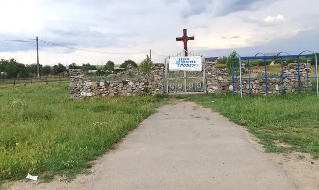 Foto Troiţa aflată la intrarea în Brebeni, scoasă la vânzare. Se acceptă şi schmb cu o garsonieră, la Slatina