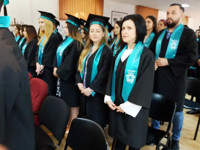 Foto Ceremonie festivă pentru 72 de absolvenţi ai USAMV Slatina. Noua titulatură a instituţiei de învăţământ va fi Facultatea de Management şi Dezvoltare Rurală