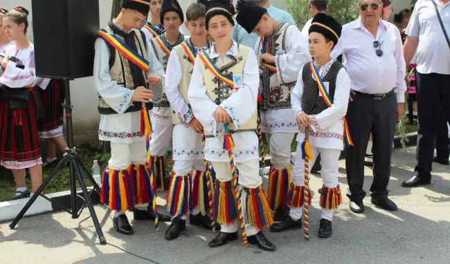 Foto FOTO. Începu „Căluşul Românesc”. Peste 2.500 de copii dansatori au luat cu asalt Slatina