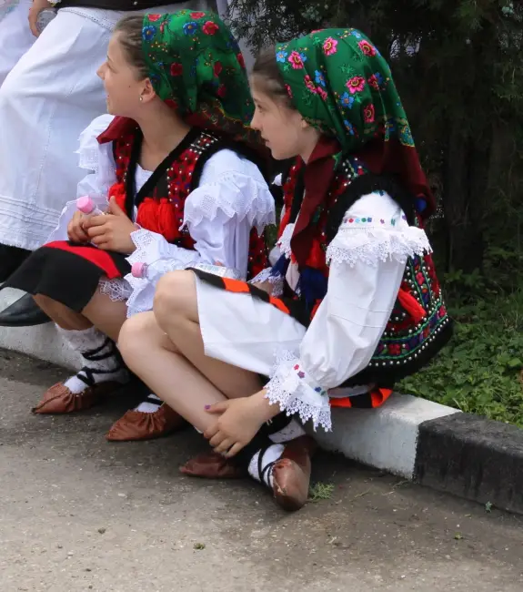 Foto FOTO. Începu „Căluşul Românesc”. Peste 2.500 de copii dansatori au luat cu asalt Slatina