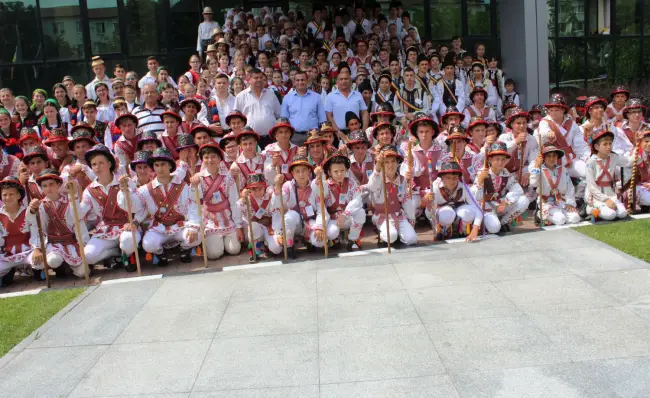 Foto FOTO. Începu „Căluşul Românesc”. Peste 2.500 de copii dansatori au luat cu asalt Slatina