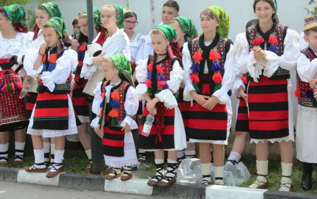 Foto FOTO. Începu „Căluşul Românesc”. Peste 2.500 de copii dansatori au luat cu asalt Slatina