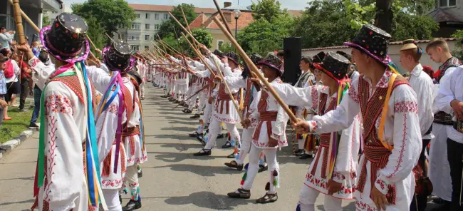 Foto FOTO. Începu „Căluşul Românesc”. Peste 2.500 de copii dansatori au luat cu asalt Slatina