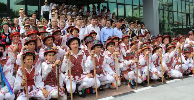 Foto FOTO. Începu „Căluşul Românesc”. Peste 2.500 de copii dansatori au luat cu asalt Slatina