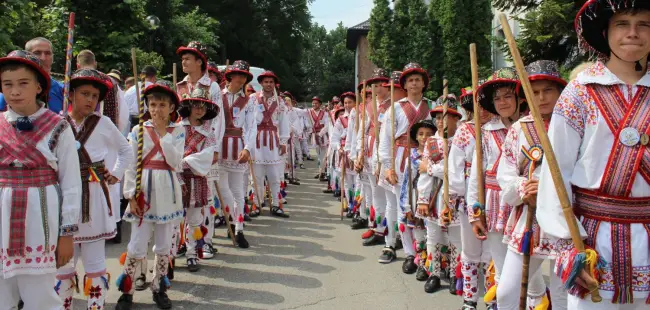 Foto FOTO. Începu „Căluşul Românesc”. Peste 2.500 de copii dansatori au luat cu asalt Slatina