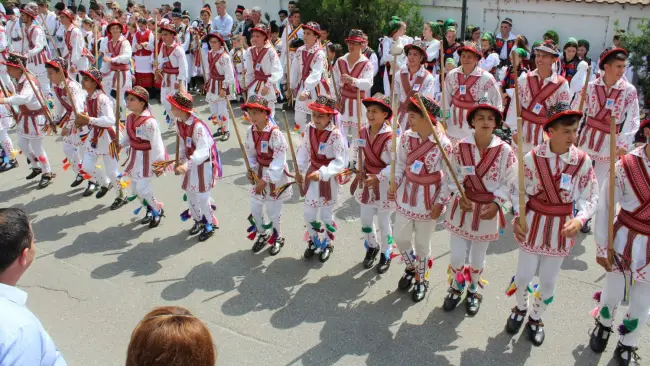 Foto FOTO. Începu „Căluşul Românesc”. Peste 2.500 de copii dansatori au luat cu asalt Slatina