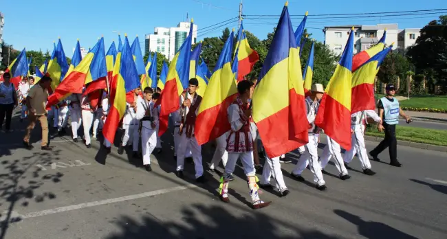 Foto VIDEO. „Căluşul uneşte România”, dans sincron cu aproape o mie de copii dansatori din Olt şi toată ţara, în centrul Slatinei