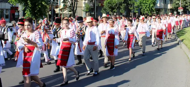 Foto VIDEO. „Căluşul uneşte România”, dans sincron cu aproape o mie de copii dansatori din Olt şi toată ţara, în centrul Slatinei