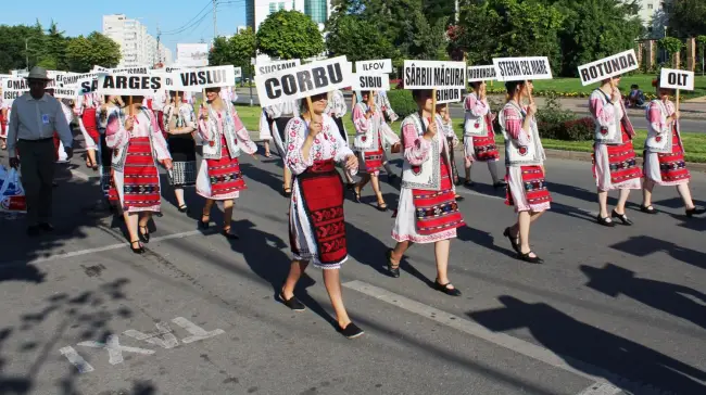 Foto VIDEO. „Căluşul uneşte România”, dans sincron cu aproape o mie de copii dansatori din Olt şi toată ţara, în centrul Slatinei