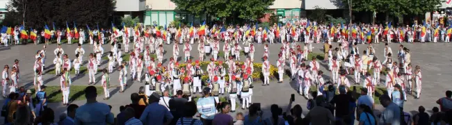 Foto VIDEO. „Căluşul uneşte România”, dans sincron cu aproape o mie de copii dansatori din Olt şi toată ţara, în centrul Slatinei