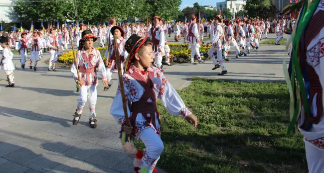 Foto VIDEO. „Căluşul uneşte România”, dans sincron cu aproape o mie de copii dansatori din Olt şi toată ţara, în centrul Slatinei