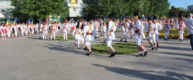 Foto VIDEO. „Căluşul uneşte România”, dans sincron cu aproape o mie de copii dansatori din Olt şi toată ţara, în centrul Slatinei