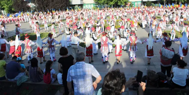 Foto VIDEO. „Căluşul uneşte România”, dans sincron cu aproape o mie de copii dansatori din Olt şi toată ţara, în centrul Slatinei