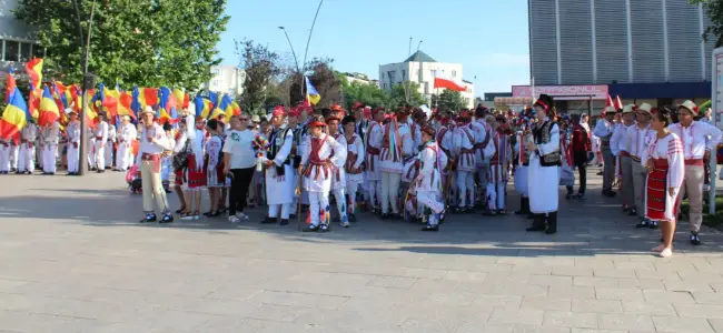 Foto VIDEO. „Căluşul uneşte România”, dans sincron cu aproape o mie de copii dansatori din Olt şi toată ţara, în centrul Slatinei