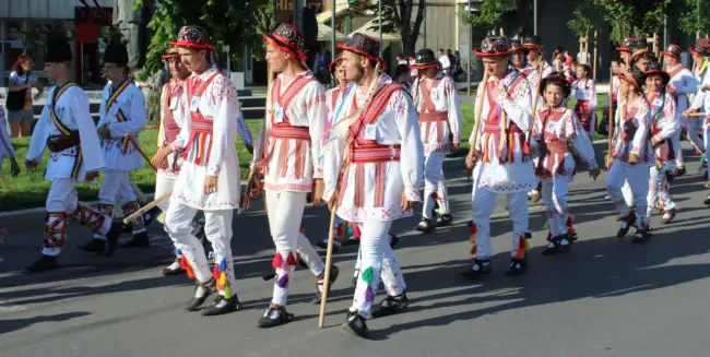 Foto VIDEO. „Căluşul uneşte România”, dans sincron cu aproape o mie de copii dansatori din Olt şi toată ţara, în centrul Slatinei