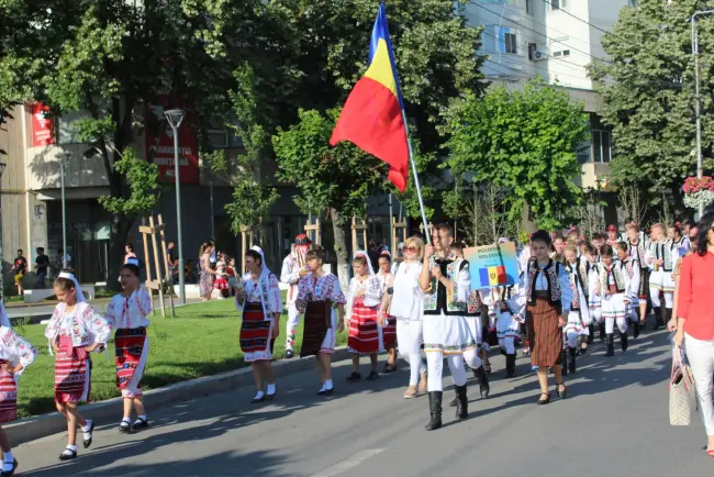 Foto VIDEO. „Căluşul uneşte România”, dans sincron cu aproape o mie de copii dansatori din Olt şi toată ţara, în centrul Slatinei