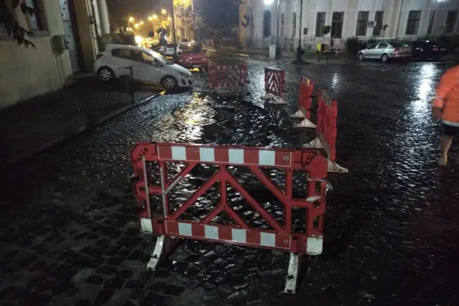 Foto Trafic rutier afectat de ploi, pe o stradă din Slatina