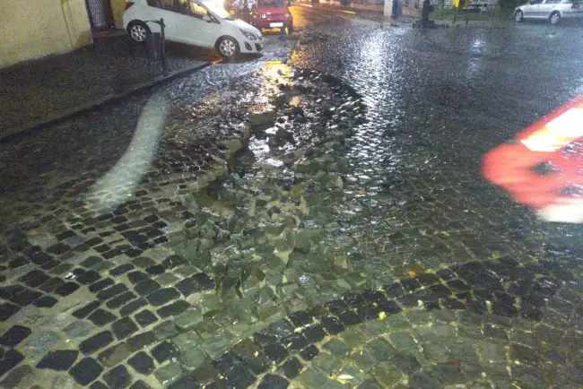 Foto Trafic rutier afectat de ploi, pe o stradă din Slatina
