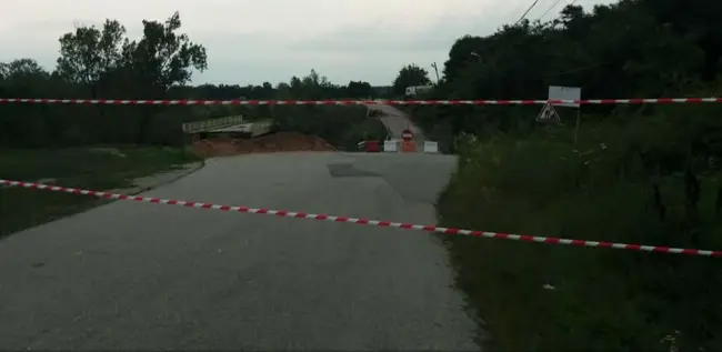 Foto FOTO. Drumul spre Mănăstirea Mâinești din Balș închis după ce un pod de pe traseu s-a surpat