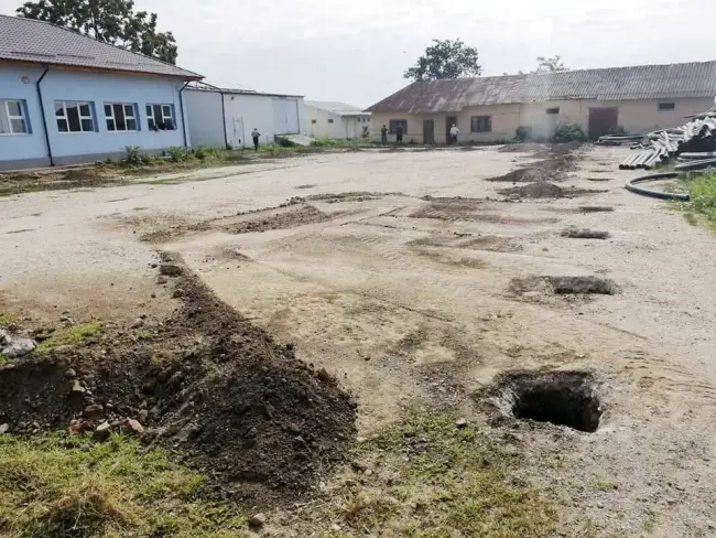 Foto Au început lucrările la noul teren de sport din comuna Brâncoveni. Primarul: „Investiţia completează dotările Şcolii Gimnaziale «Voievod Brâncoveanu»”