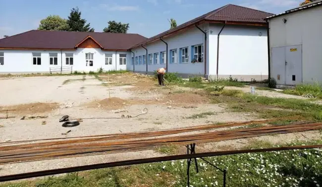 Foto Au început lucrările la noul teren de sport din comuna Brâncoveni. Primarul: „Investiţia completează dotările Şcolii Gimnaziale «Voievod Brâncoveanu»”